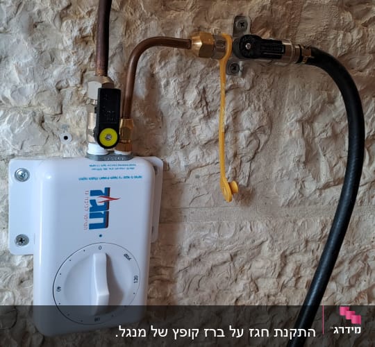 שסתום גז עם חוגה על קיר אבן
